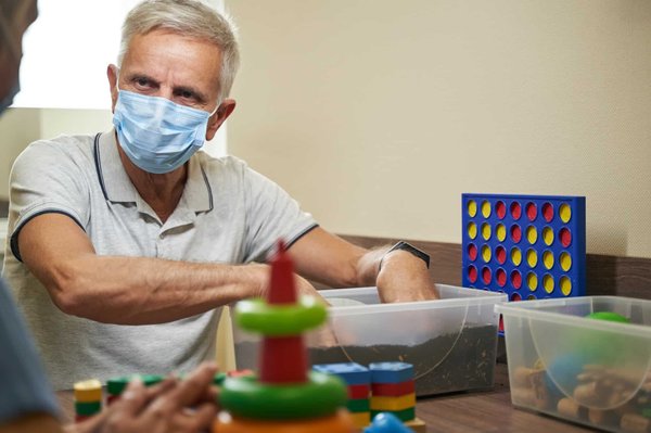 Comment le travail avec un ergothérapeute peut-il améliorer l'autonomie des personnes atteintes de sclérose multiple?